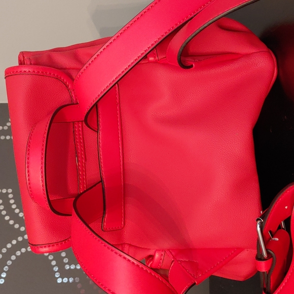Beautiful Red Guess backpack - Picture 2 of 5